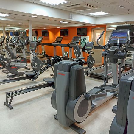 คราวน์ พลาซา ดูไบ เดรา Hotel ภายนอก รูปภาพ A typical gym