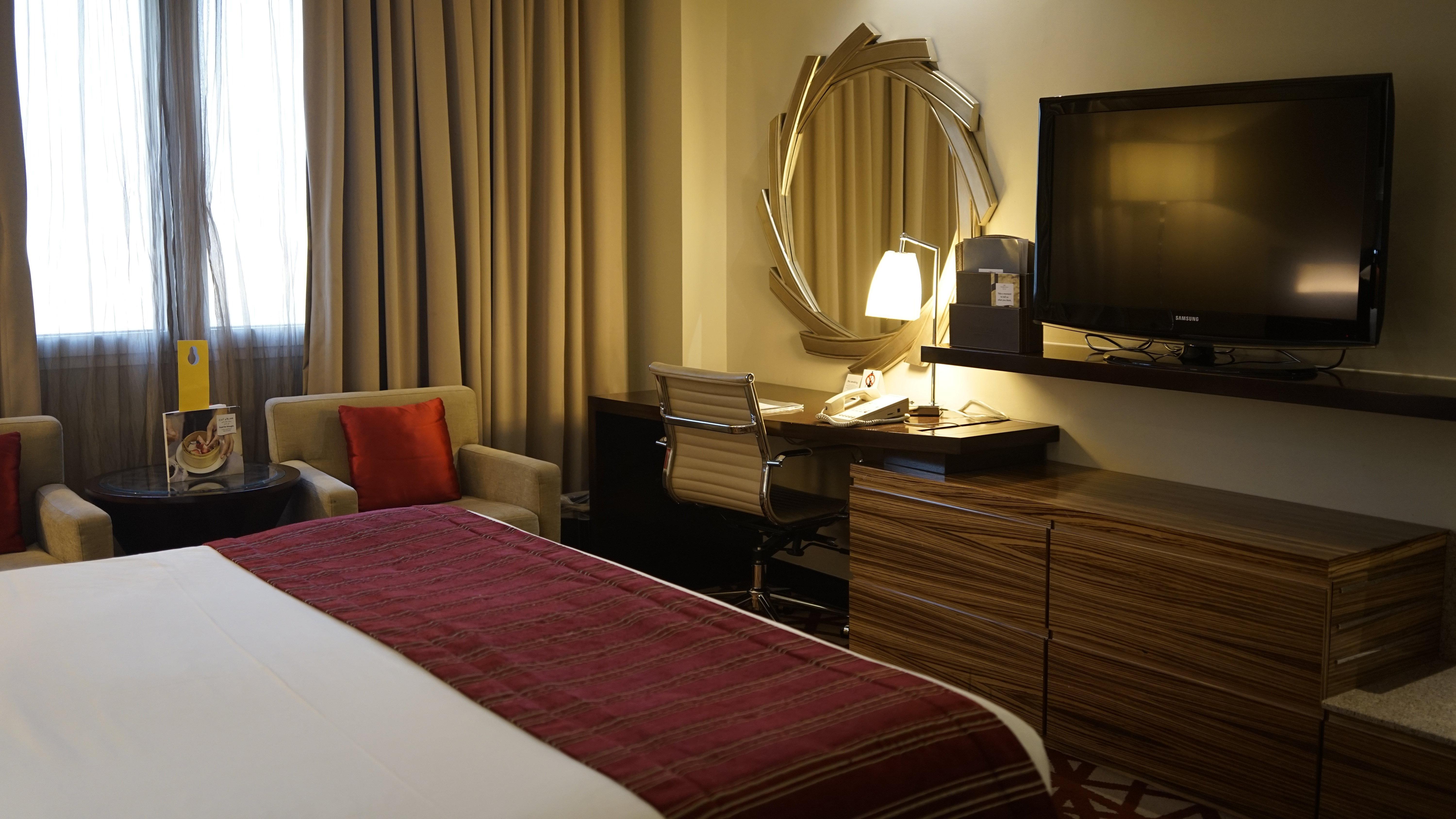 คราวน์ พลาซา ดูไบ เดรา Hotel ภายนอก รูปภาพ A room at the hotel