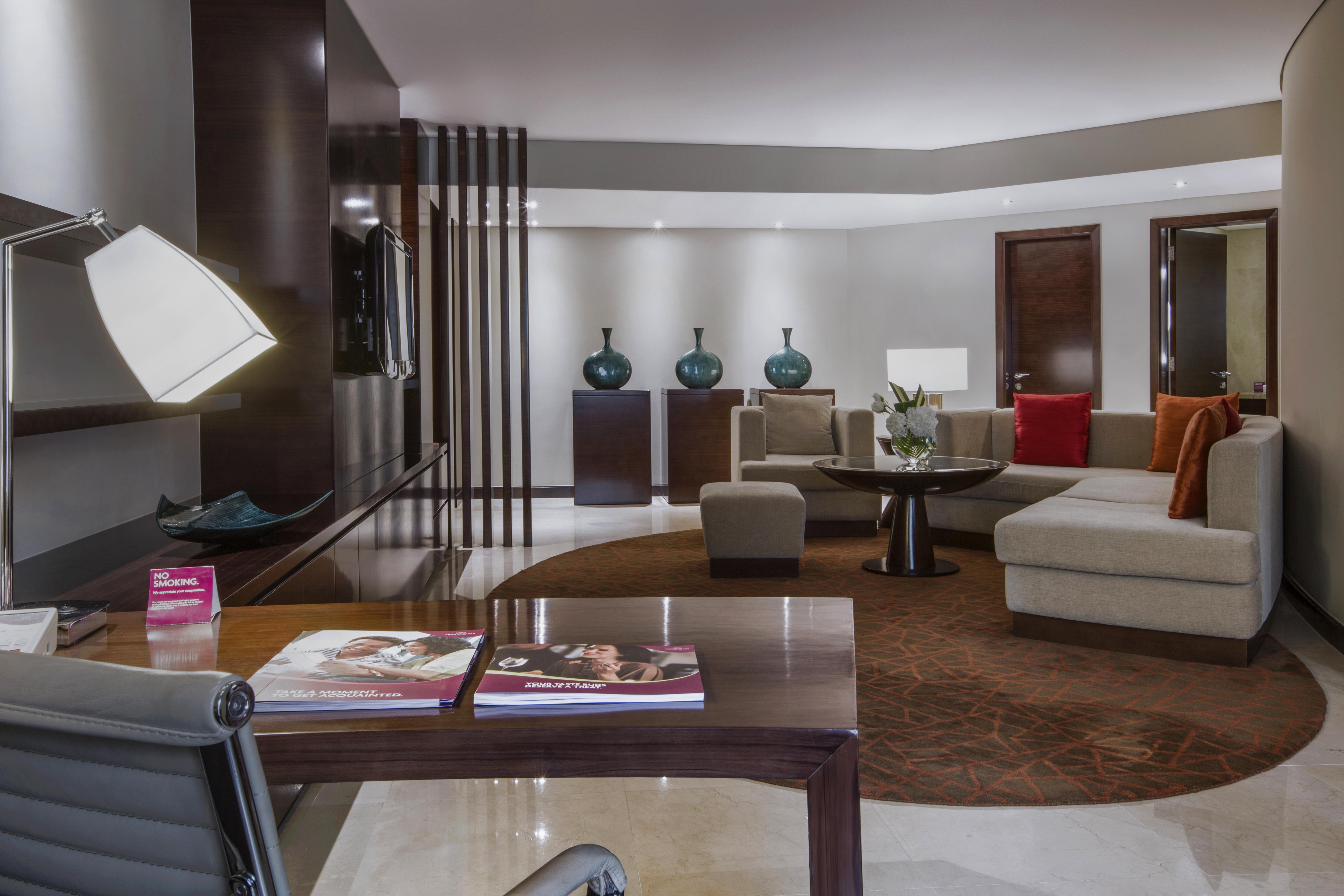 คราวน์ พลาซา ดูไบ เดรา Hotel ภายนอก รูปภาพ A suite at the hotel