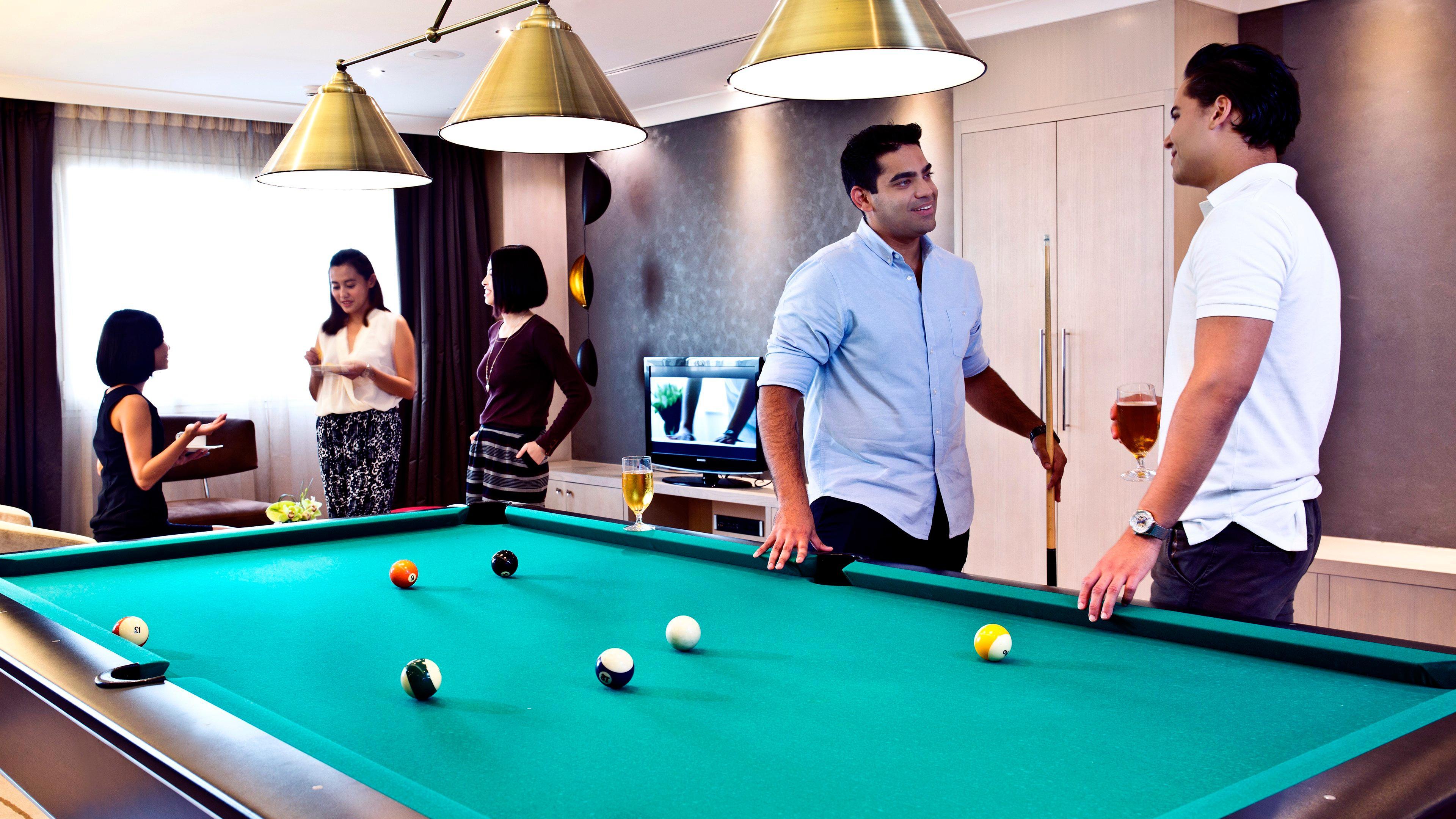 คราวน์ พลาซา ดูไบ เดรา Hotel ภายนอก รูปภาพ A pool table