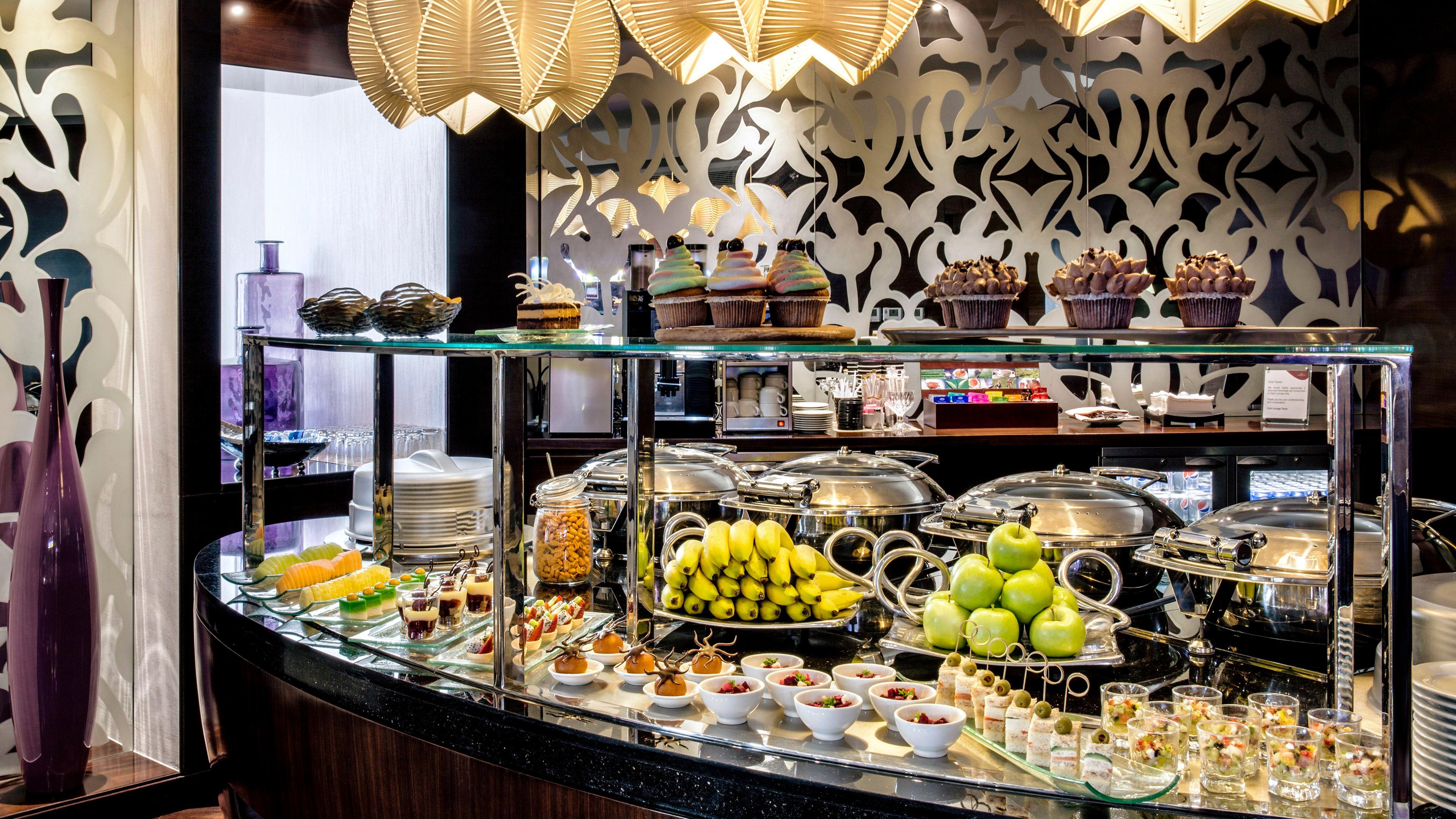 คราวน์ พลาซา ดูไบ เดรา Hotel ภายนอก รูปภาพ A buffet at a hotel