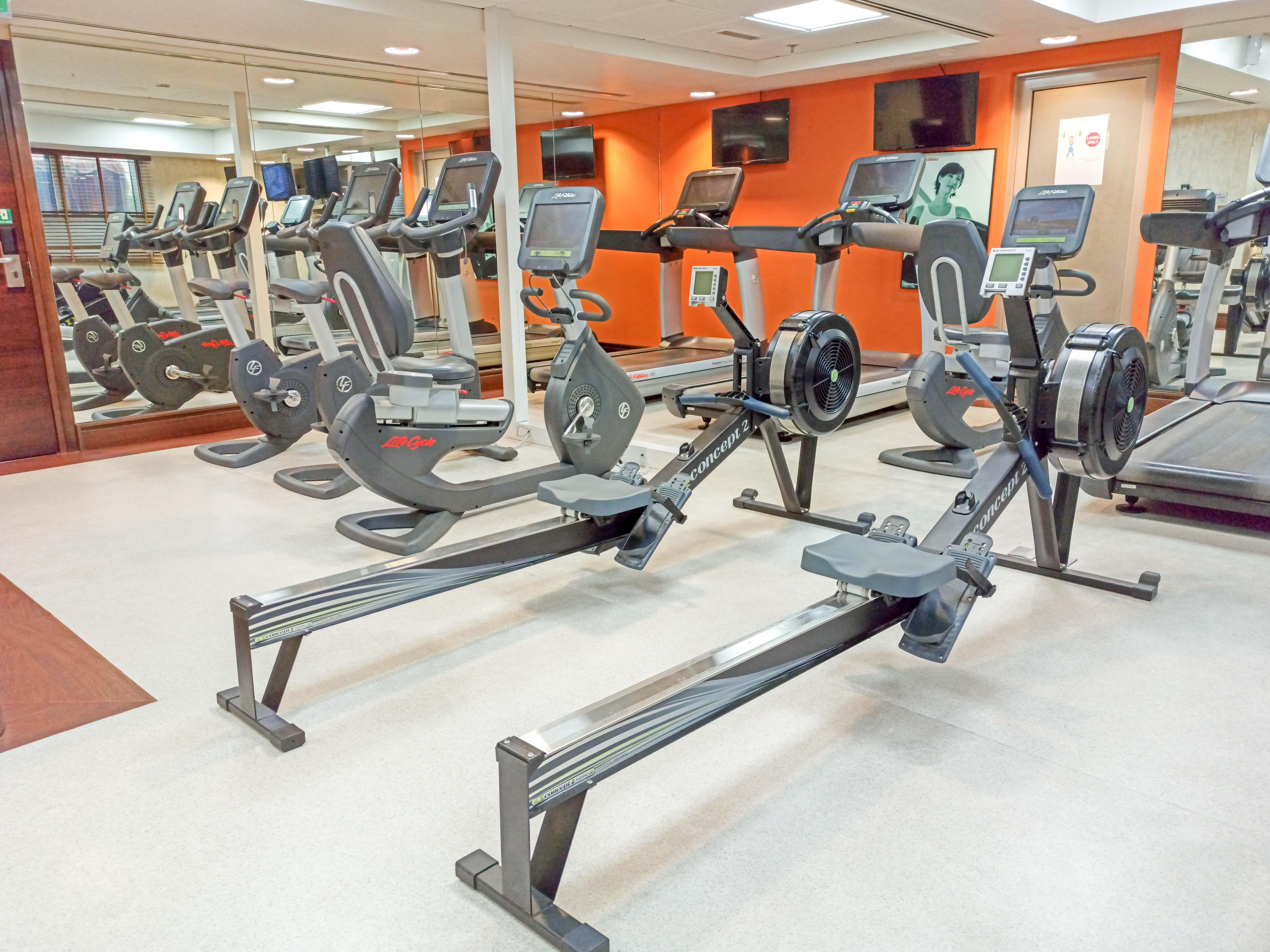 คราวน์ พลาซา ดูไบ เดรา Hotel ภายนอก รูปภาพ Rowing machines in a gym