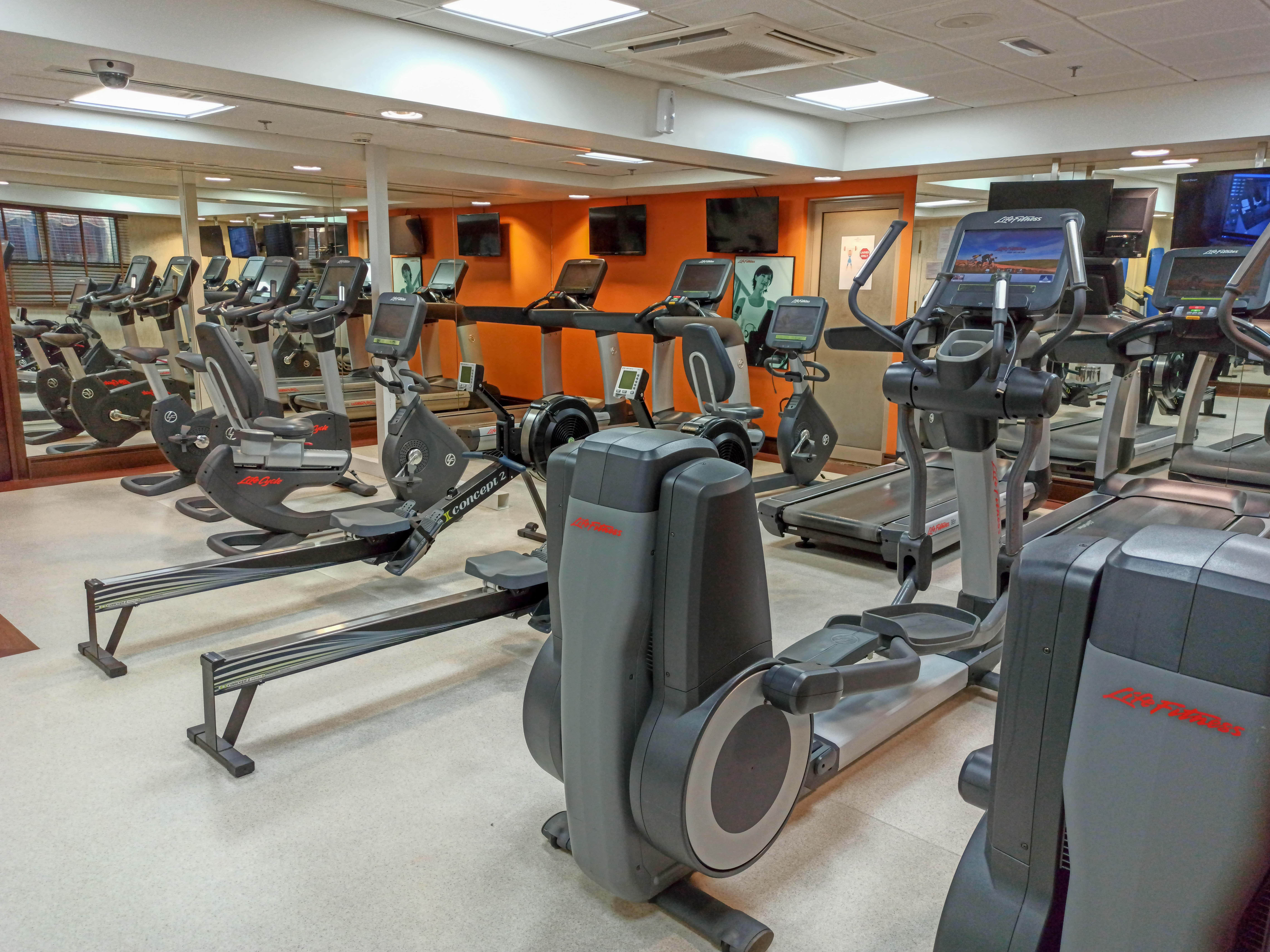 คราวน์ พลาซา ดูไบ เดรา Hotel ภายนอก รูปภาพ A typical gym