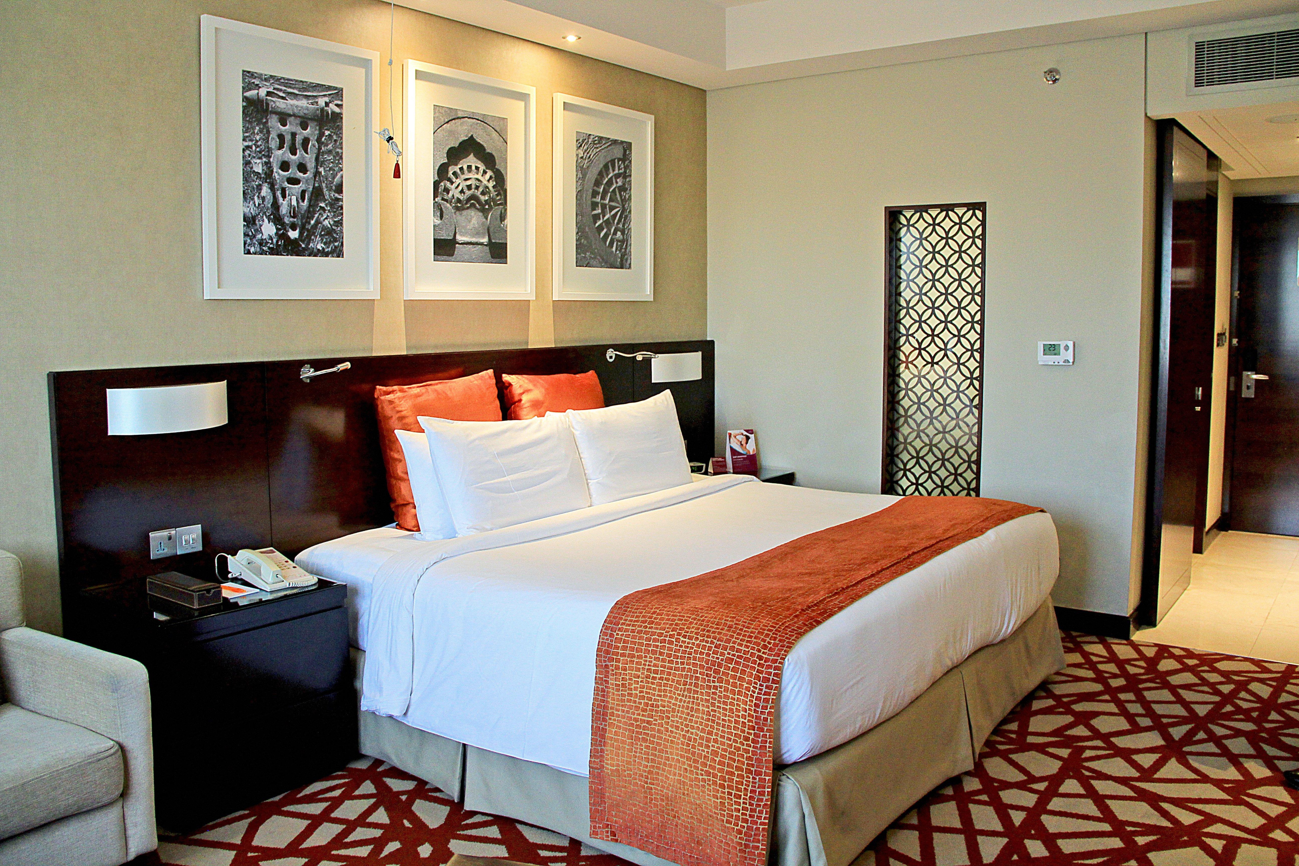 คราวน์ พลาซา ดูไบ เดรา Hotel ภายนอก รูปภาพ A bedroom at the Jumeirah Emirates Towers Hotel