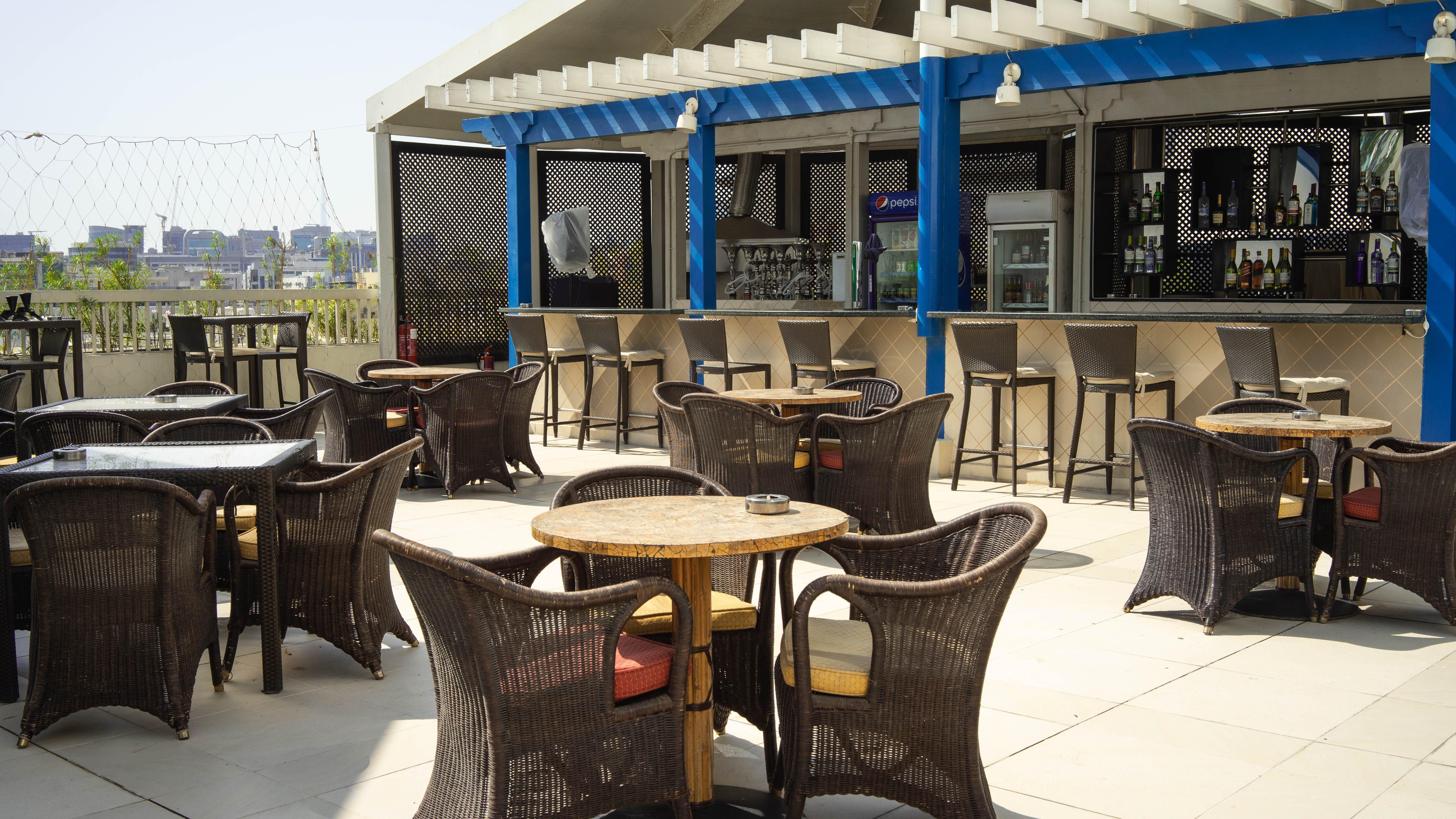 คราวน์ พลาซา ดูไบ เดรา Hotel ภายนอก รูปภาพ The Sky Bar