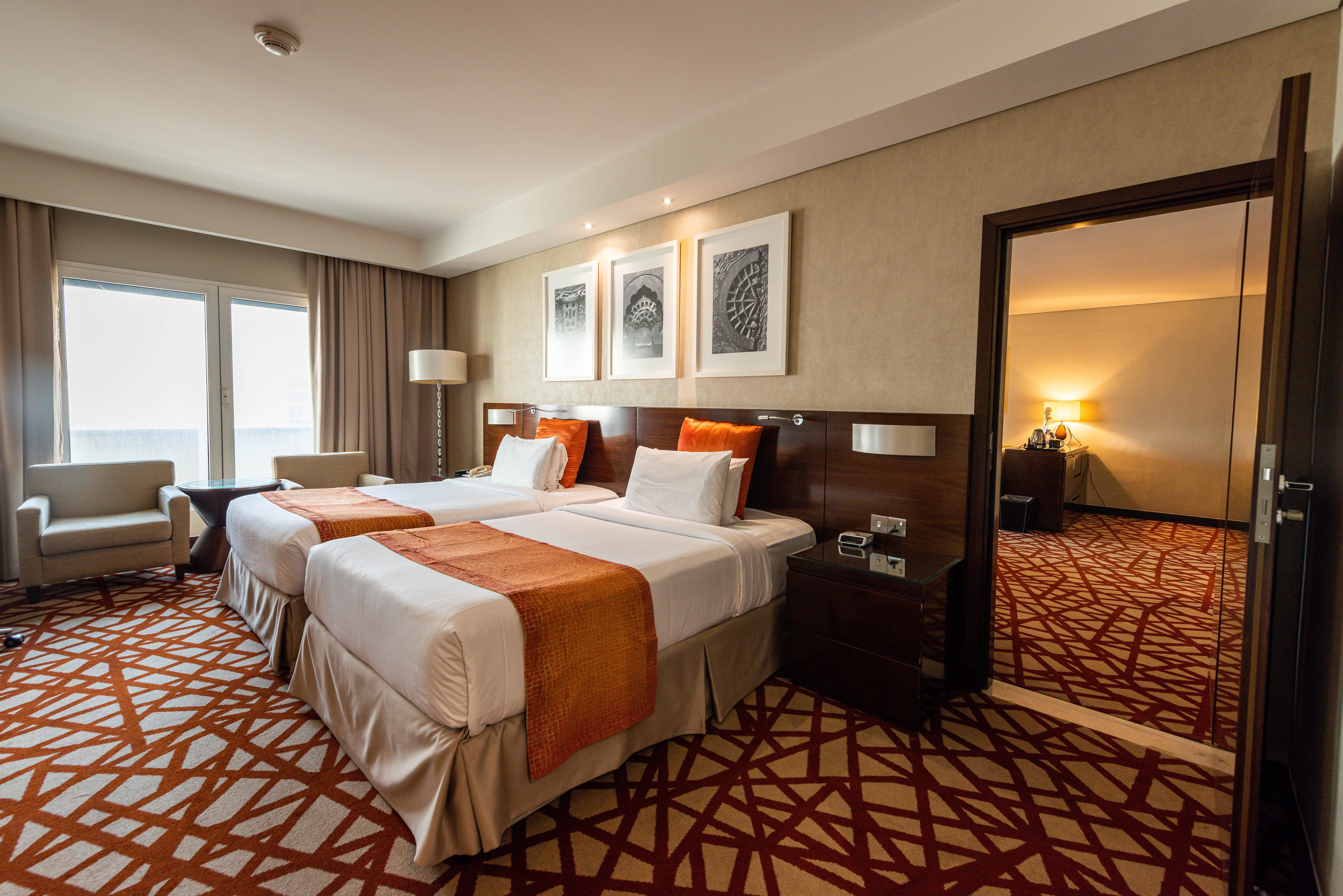 คราวน์ พลาซา ดูไบ เดรา Hotel ภายนอก รูปภาพ A room at the hotel
