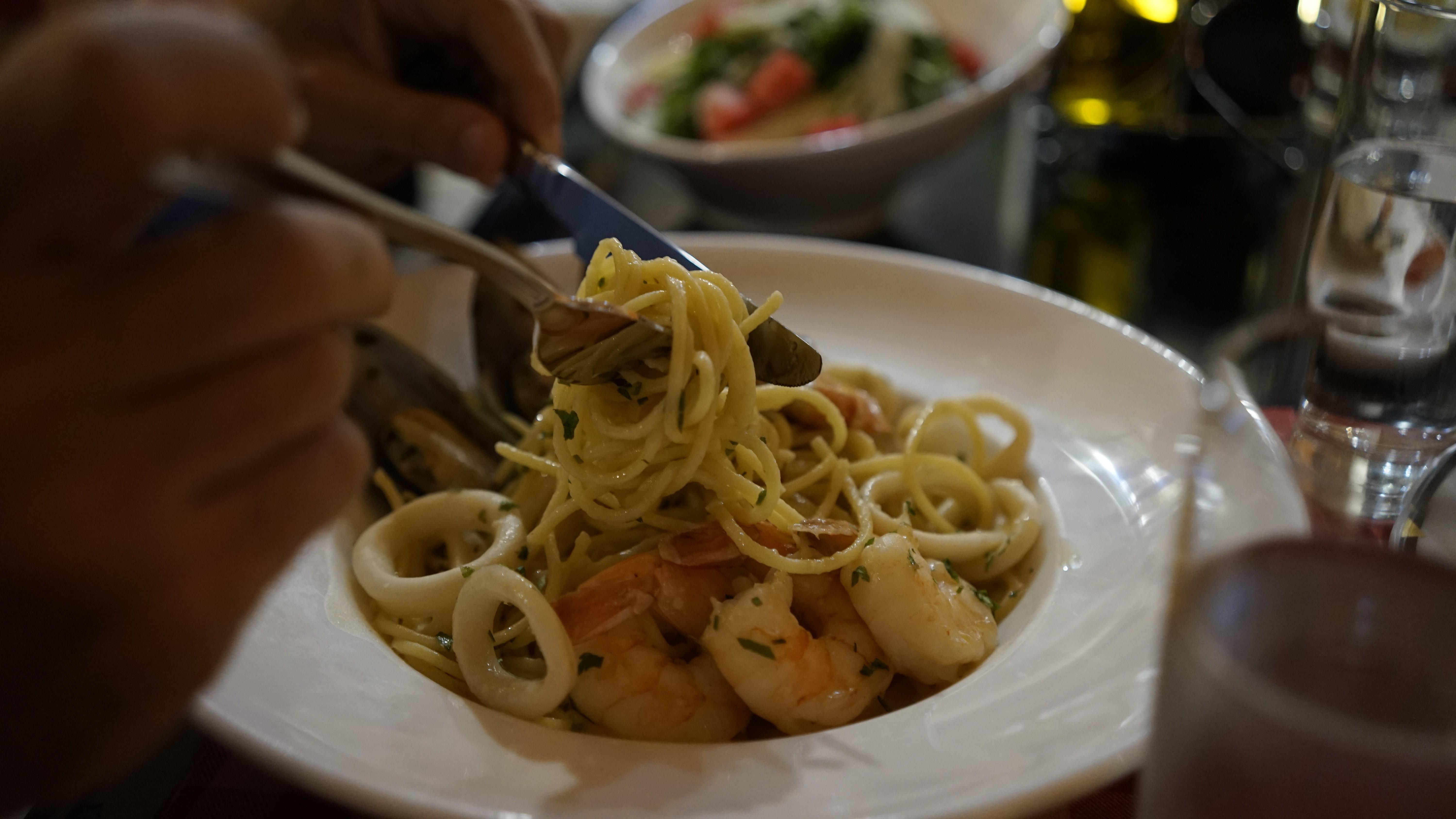 คราวน์ พลาซา ดูไบ เดรา Hotel ภายนอก รูปภาพ Seafood pasta
