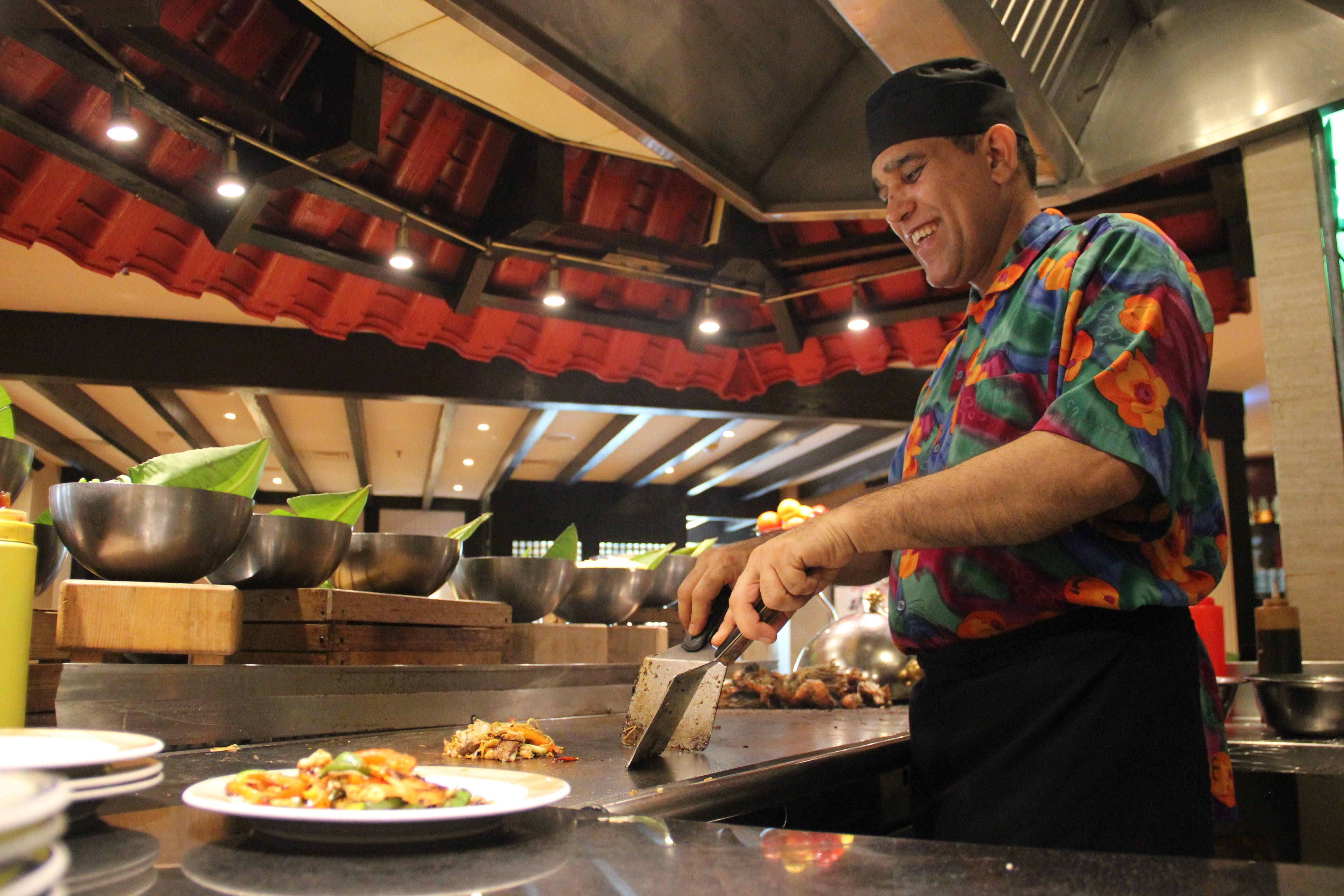 คราวน์ พลาซา ดูไบ เดรา Hotel ภายนอก รูปภาพ A chef at work