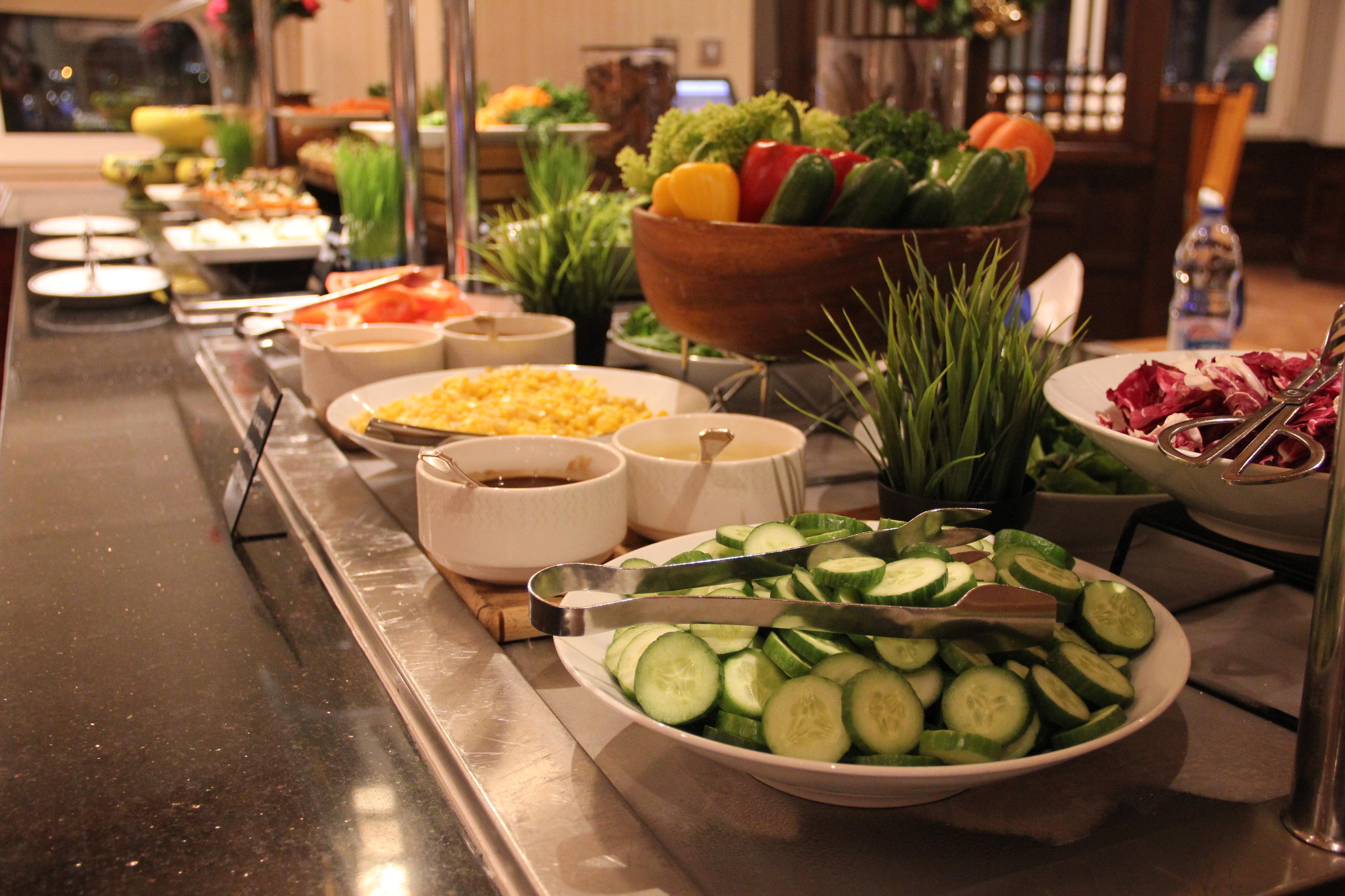 คราวน์ พลาซา ดูไบ เดรา Hotel ภายนอก รูปภาพ A salad bar