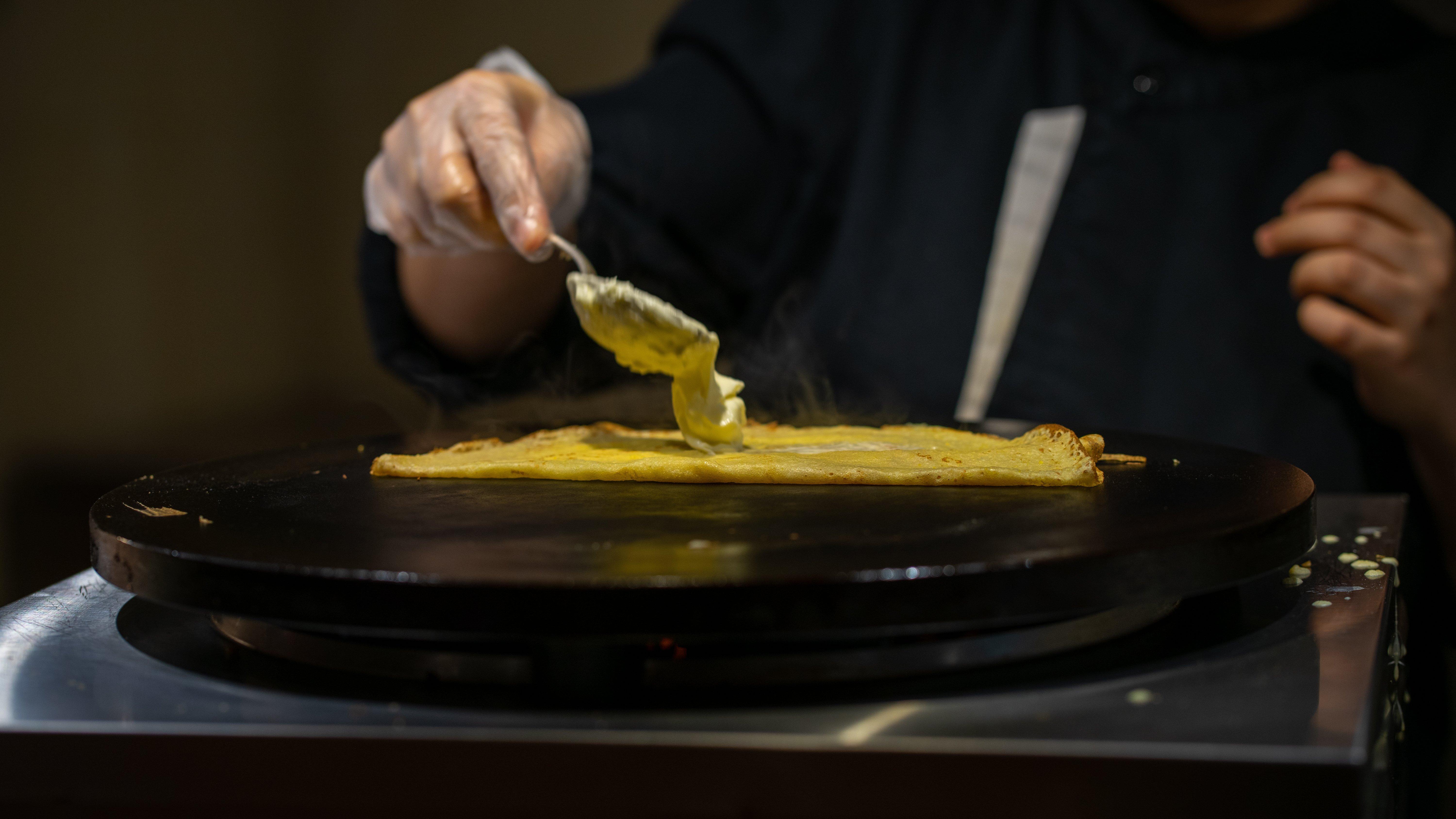 คราวน์ พลาซา ดูไบ เดรา Hotel ภายนอก รูปภาพ A crêpe being spread with butter
