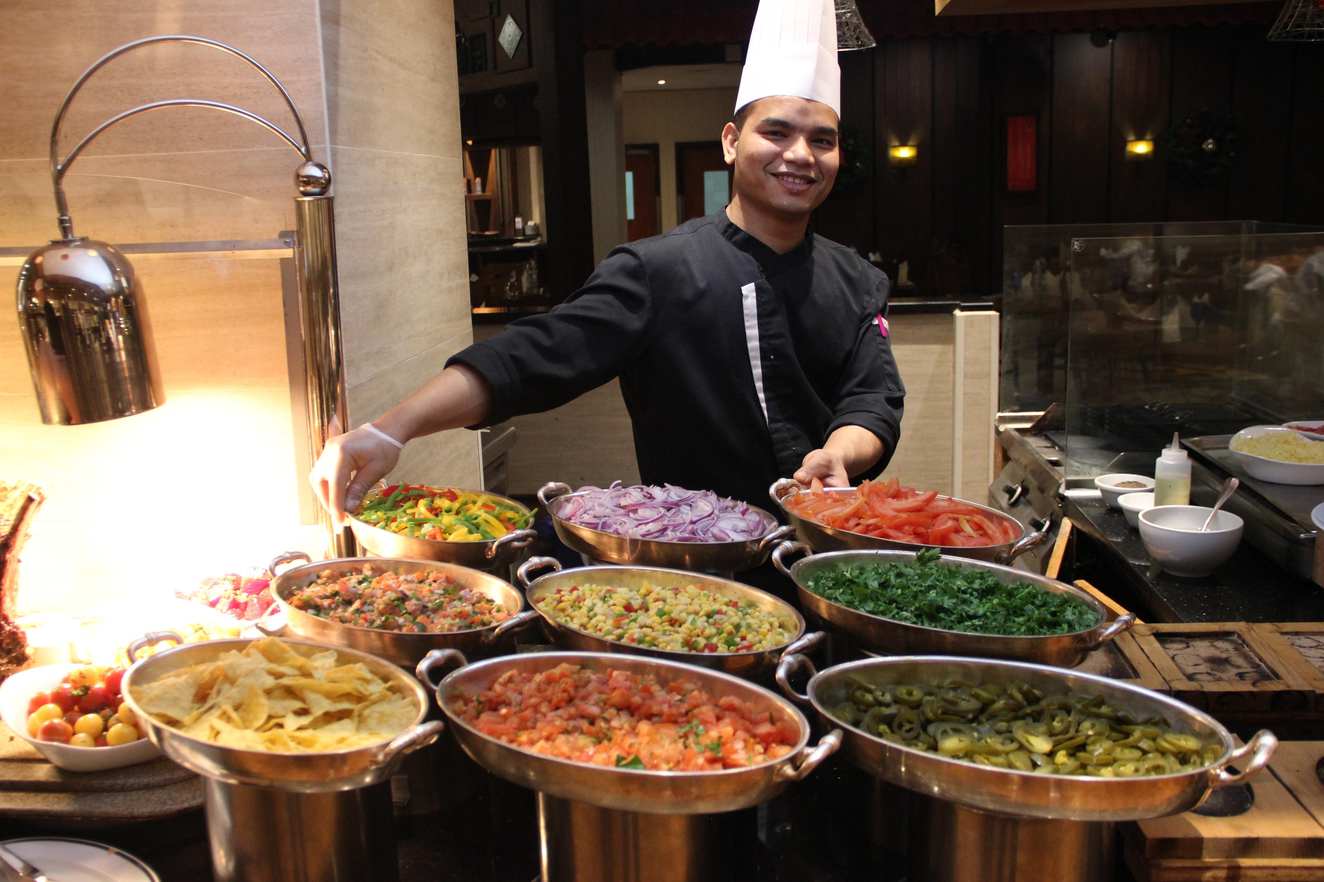 คราวน์ พลาซา ดูไบ เดรา Hotel ภายนอก รูปภาพ A chef at a buffet