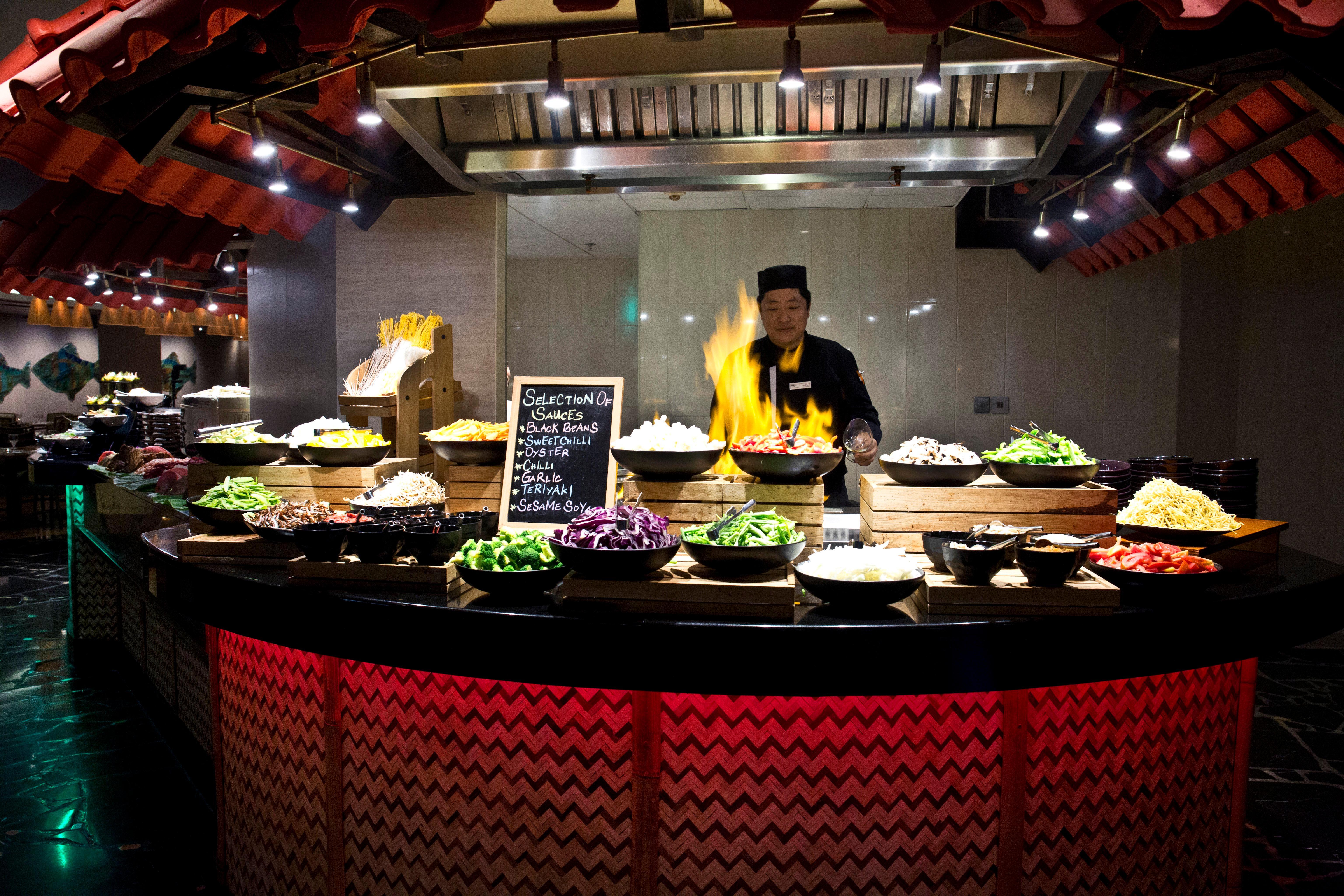 คราวน์ พลาซา ดูไบ เดรา Hotel ภายนอก รูปภาพ A live kitchen at a hotel