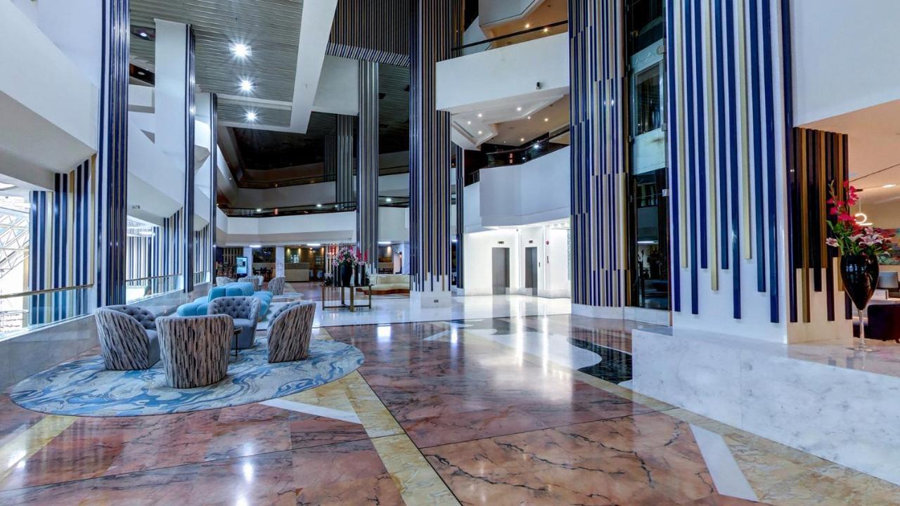 คราวน์ พลาซา ดูไบ เดรา Hotel ภายนอก รูปภาพ The lobby of the hotel