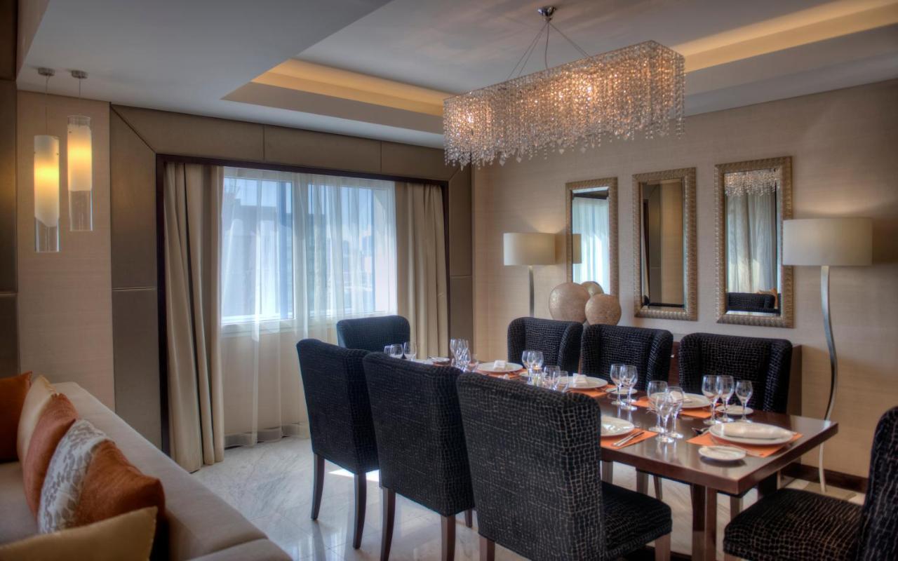 คราวน์ พลาซา ดูไบ เดรา Hotel ภายนอก รูปภาพ A dining room