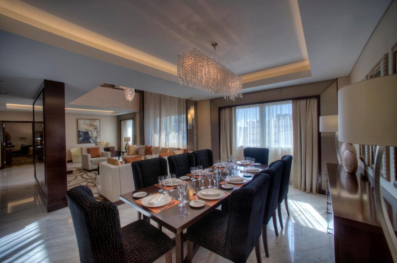 คราวน์ พลาซา ดูไบ เดรา Hotel ภายนอก รูปภาพ A dining room in a suite at the Ritz-Carlton, DIFC