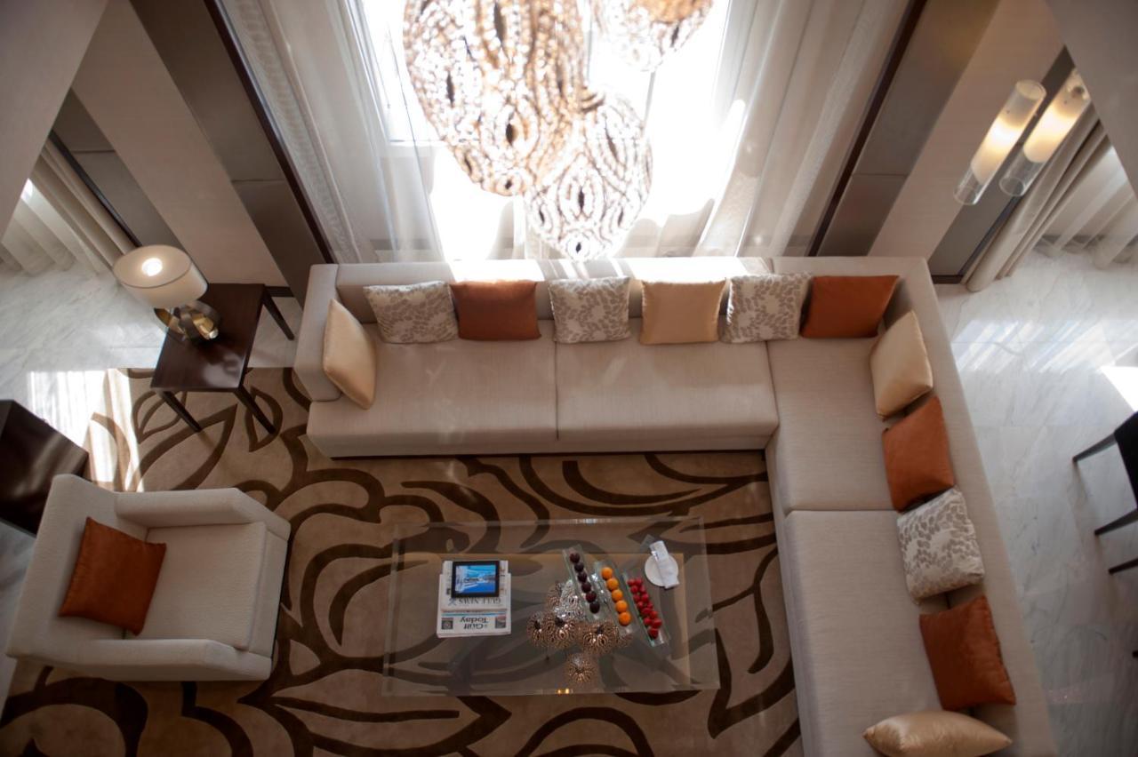 คราวน์ พลาซา ดูไบ เดรา Hotel ภายนอก รูปภาพ A living room in a suite at the Ritz-Carlton, Dubai