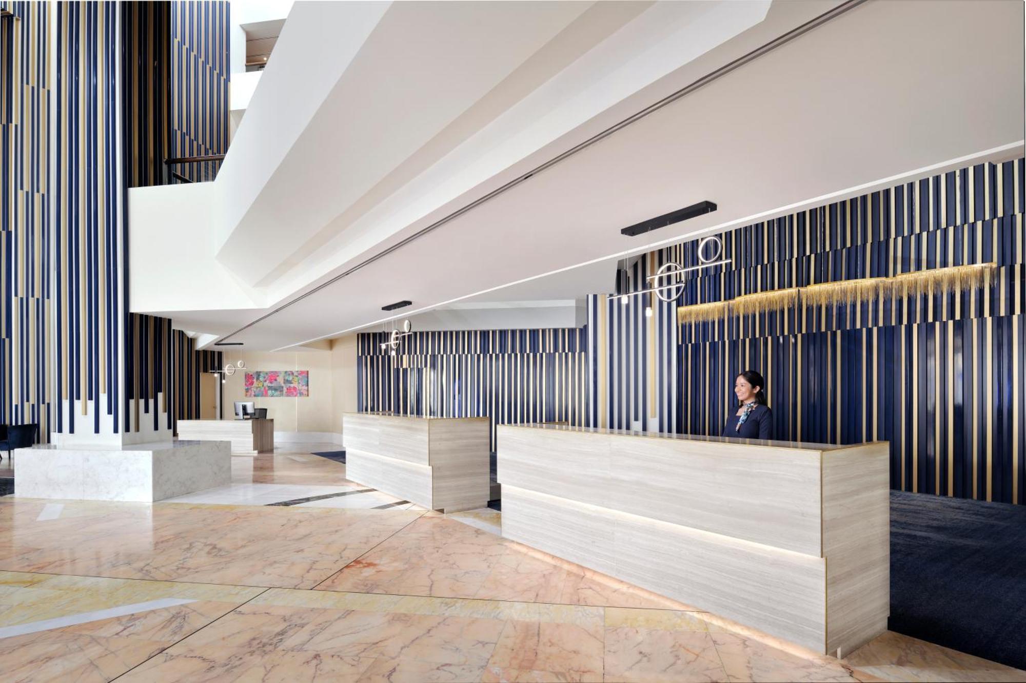 คราวน์ พลาซา ดูไบ เดรา Hotel ภายนอก รูปภาพ The lobby of the hotel