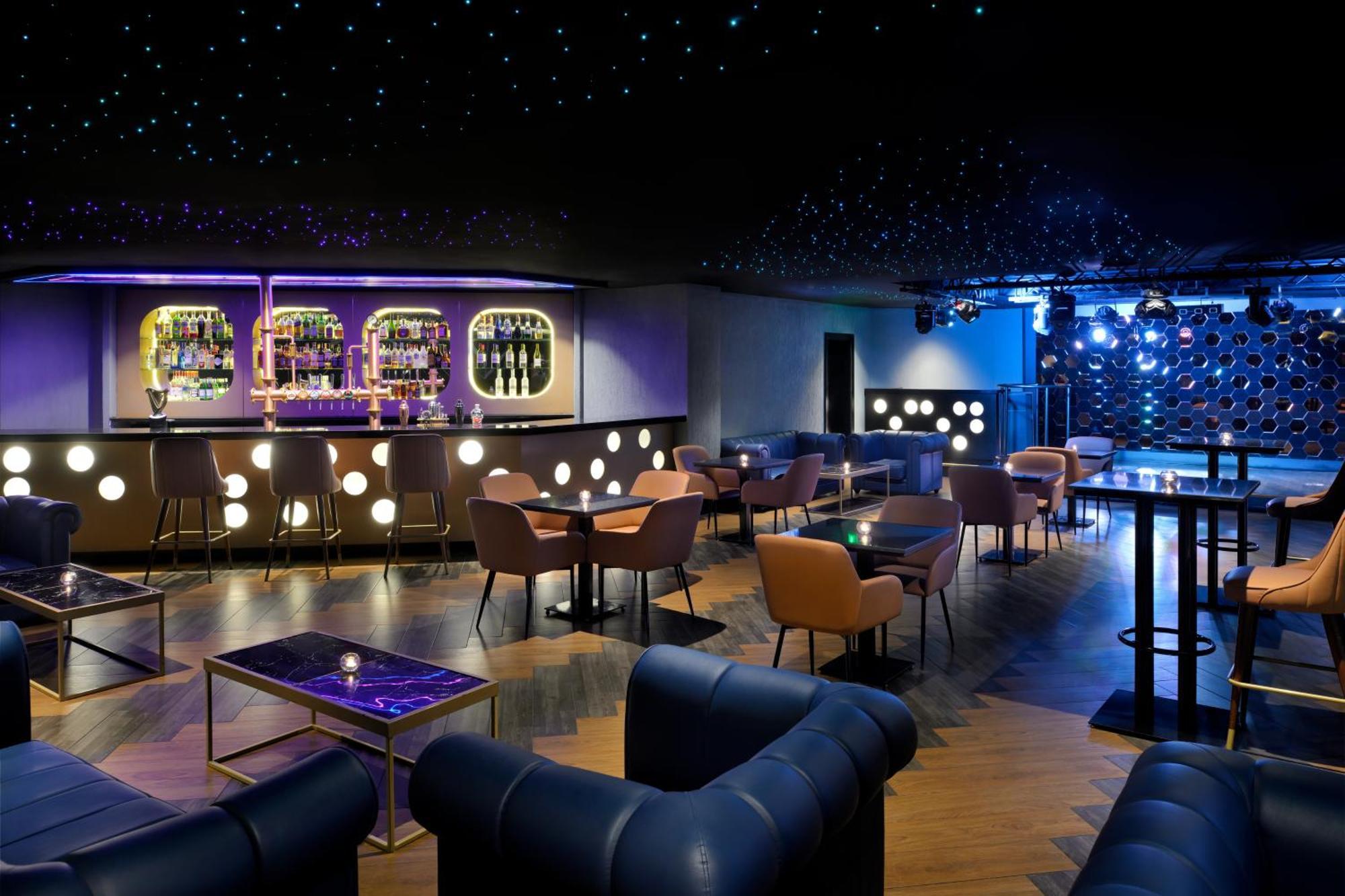 คราวน์ พลาซา ดูไบ เดรา Hotel ภายนอก รูปภาพ The interior of the bar
